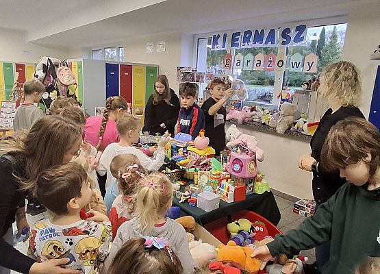 uczniowie podczas garażowego kiermaszu