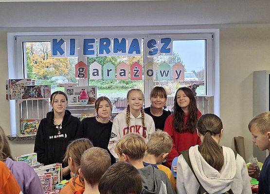 uczniowie podczas garażowego kiermaszu