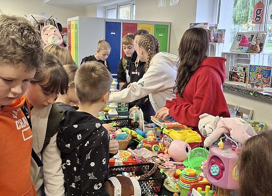 uczniowie podczas garażowego kiermaszu