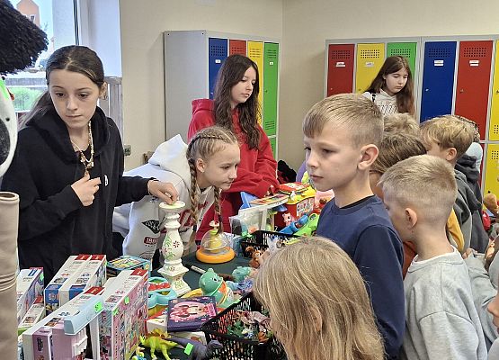 uczniowie podczas garażowego kiermaszu