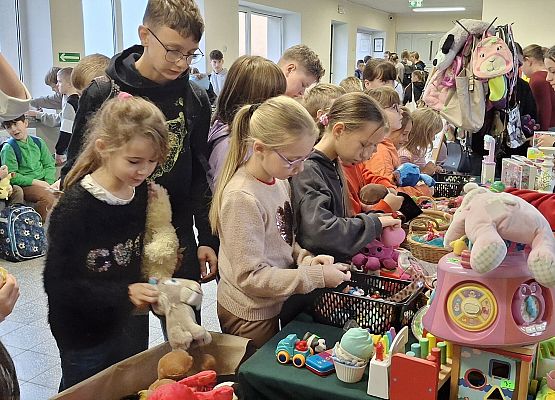 uczniowie podczas garażowego kiermaszu