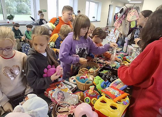 uczniowie podczas garażowego kiermaszu