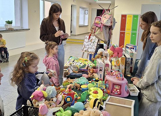 uczniowie podczas garażowego kiermaszu