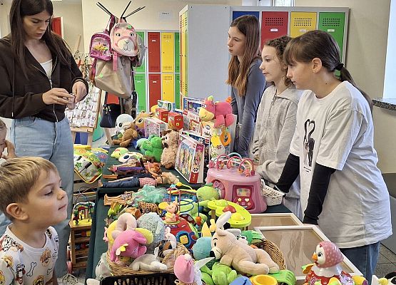 uczniowie podczas garażowego kiermaszu