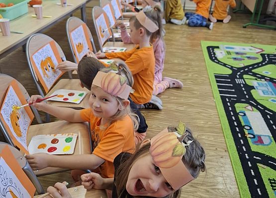 przedszkolaki wykonują prace plastyczne