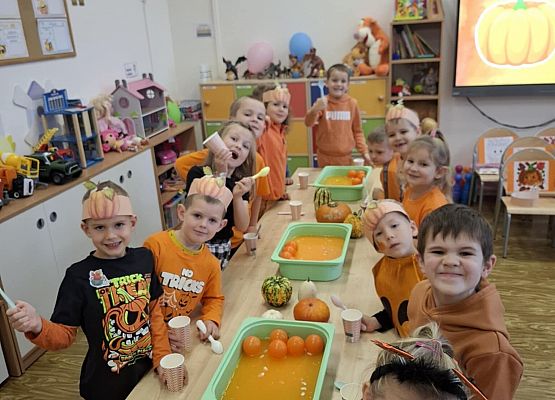 dzieci podczas wspólnej pracy