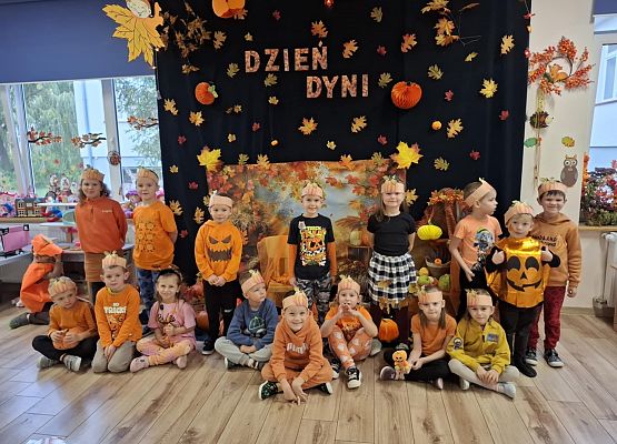 zdjęcie grupowe dzieci w strojach dyni