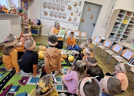 nauczycielka prowadzi zajęcia