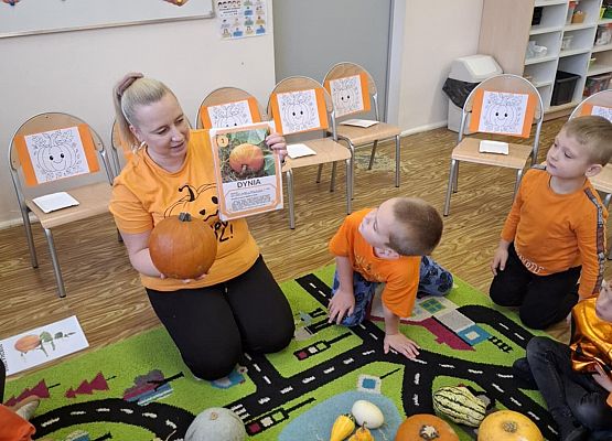 nauczycielka pokazuje dzieciom jak rośnie dynia