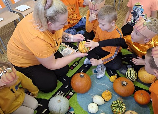 nauczycielka pokazuje dzieciom różne dynie