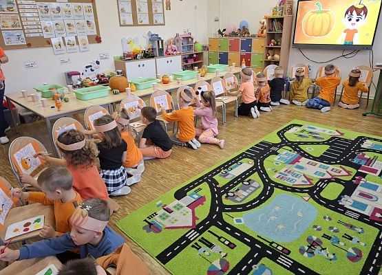 przedszkolaki wykonują prace plastyczne