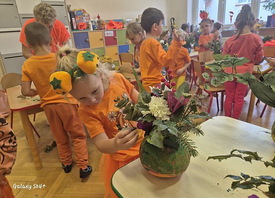 przedszkolaki wykonują kolorowe, jesienne kompozycje