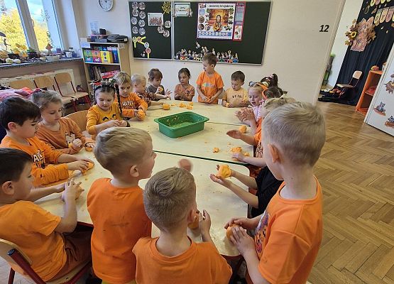 przedszkolaki pracują przy stole