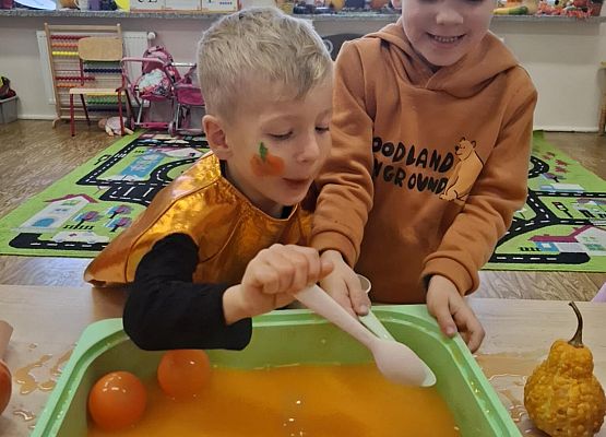 chłopcy podczas zajęć