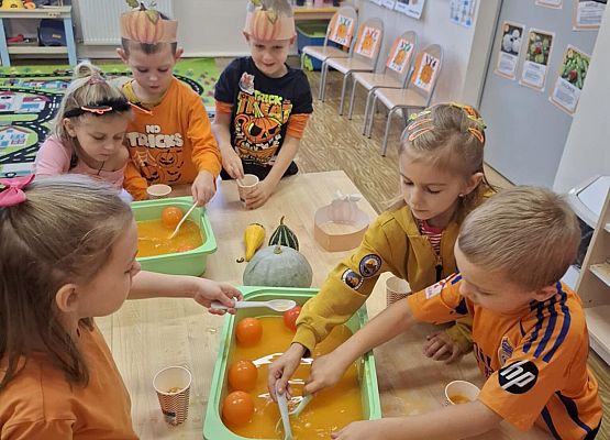 dzieci podczas zajęć