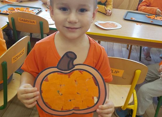 chłopiec prezentuje swoją pracę