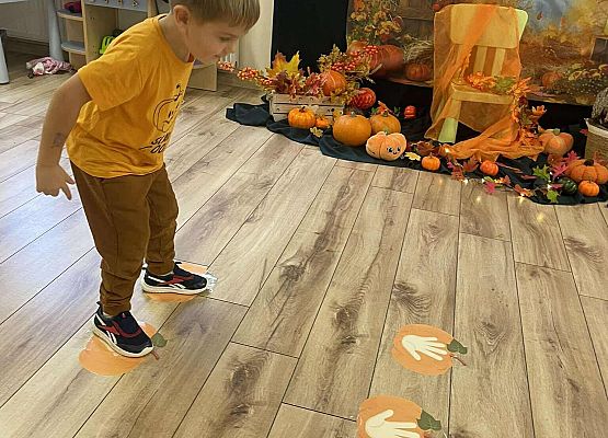 chłopiec podczas zabawy na podłodze