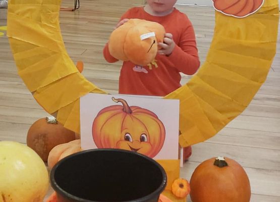 chłopczyk w fotobudce