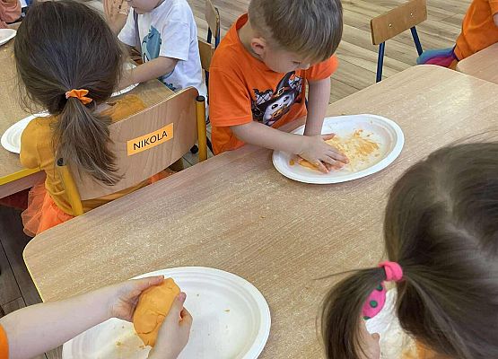 dzieci wybierają pestki dyni z miąższu