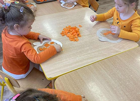 dzieci wyklejają dynie