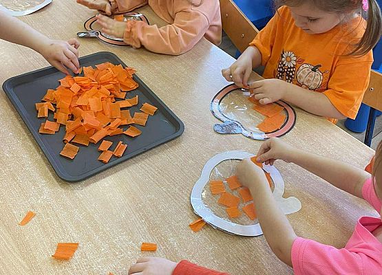 dzieci wykonują prace plastyczne