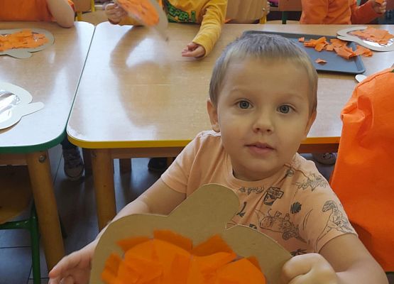 chłopczyk prezentuje swoją pracę