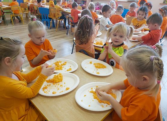 dzieci wybierają pestki dyni