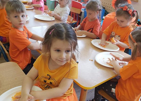 dzieci wybierają pestki dyni