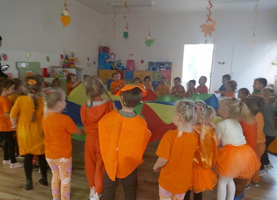 dzieci w dyniowych strojach