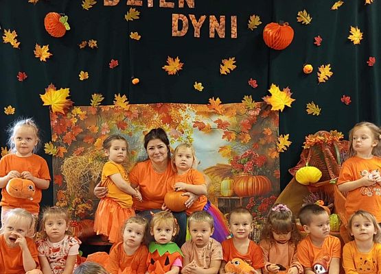 zdjęcie grupowe przedszkolaków z nauczycielką