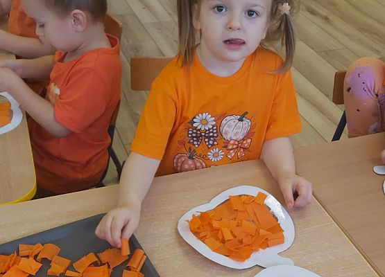 dziewczynka wykonuje pracę plastyczną