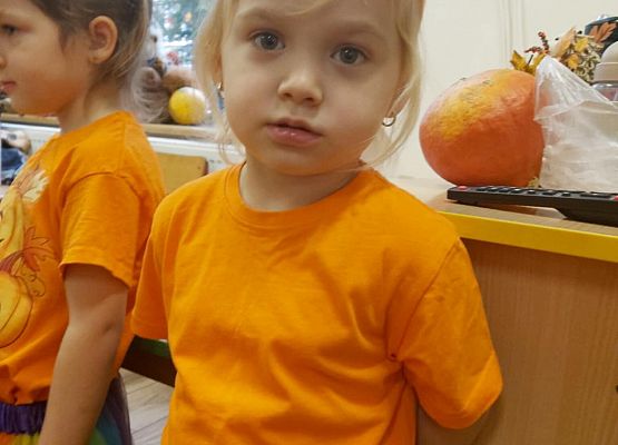 dziewczynka w stroju dyni