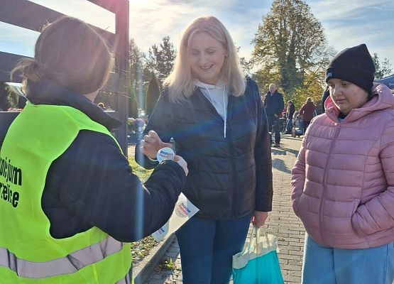 wolontariuszka podczas zbiórki