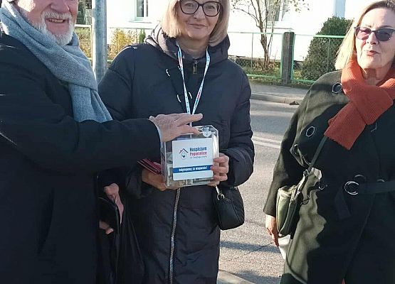 pani wicedyrektor podczas kwesty