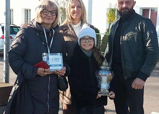 pani wicedyrektor podczas kwesty