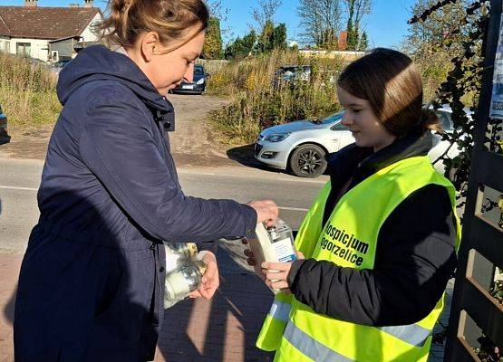 wolontariuszka podczas zbiórki