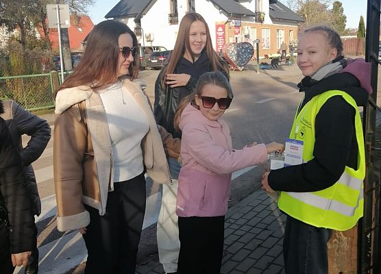 wolontariuszka podczas zbiórki