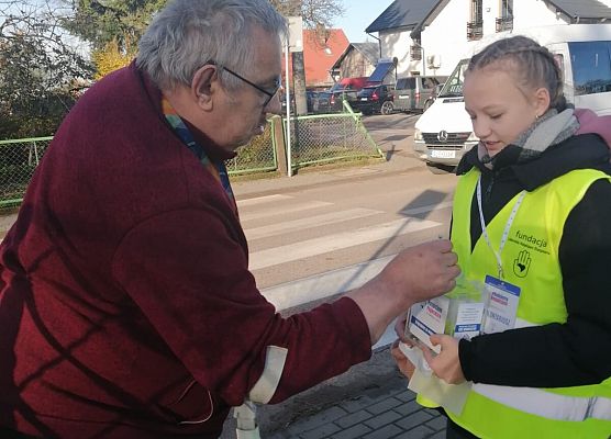 wolontariuszka podczas zbiórki