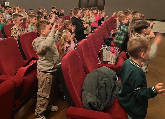 uczniowie w kinie