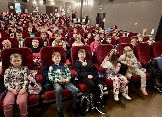 uczniowie siedzą w kinie