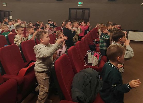 uczniowie siedzą w kinie