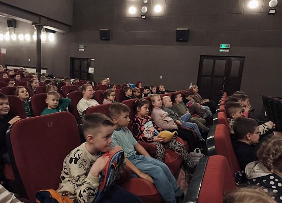 uczniowie siedzą w kinie