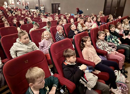 uczniowie siedzą w kinie