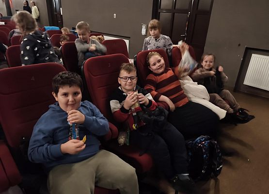 uczniowie siedzą w kinie