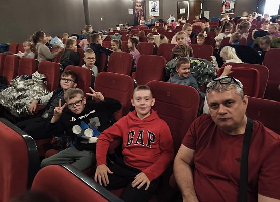 uczniowie siedzą w kinie