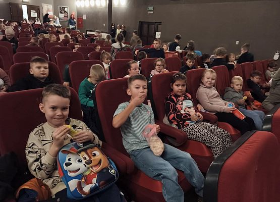 uczniowie siedzą w kinie