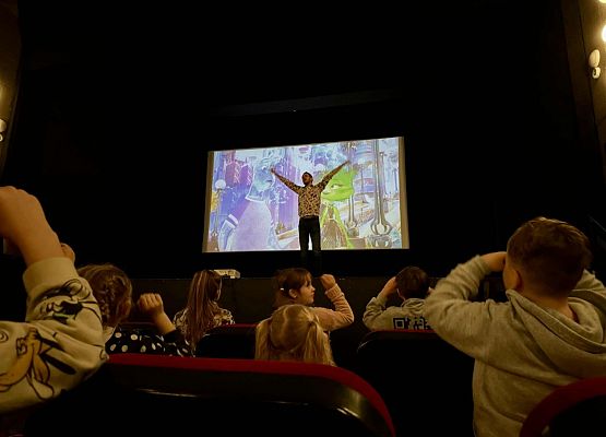 uczniowie siedzą w kinie