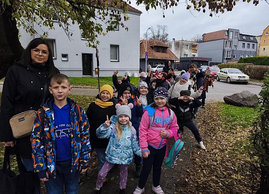 uczniowie z nauczycielką idą do kina