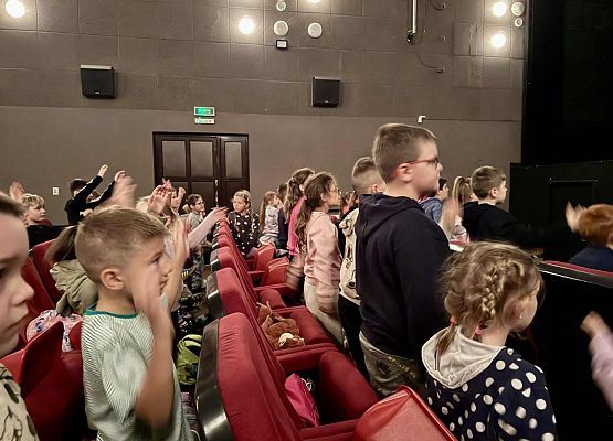 uczniowie siedzą w kinie