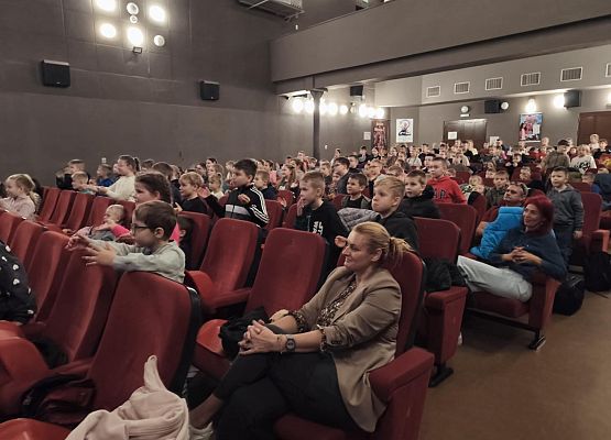 uczniowie siedzą w kinie